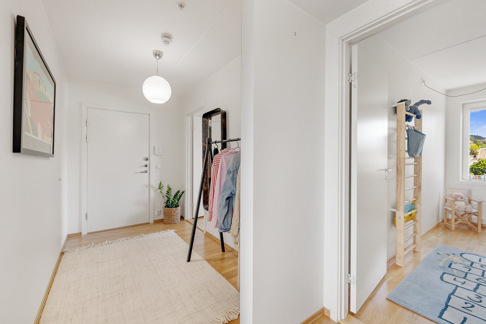 Det er god plass til å henge fra seg yttertøy og sette fra seg sko. Galleribilde