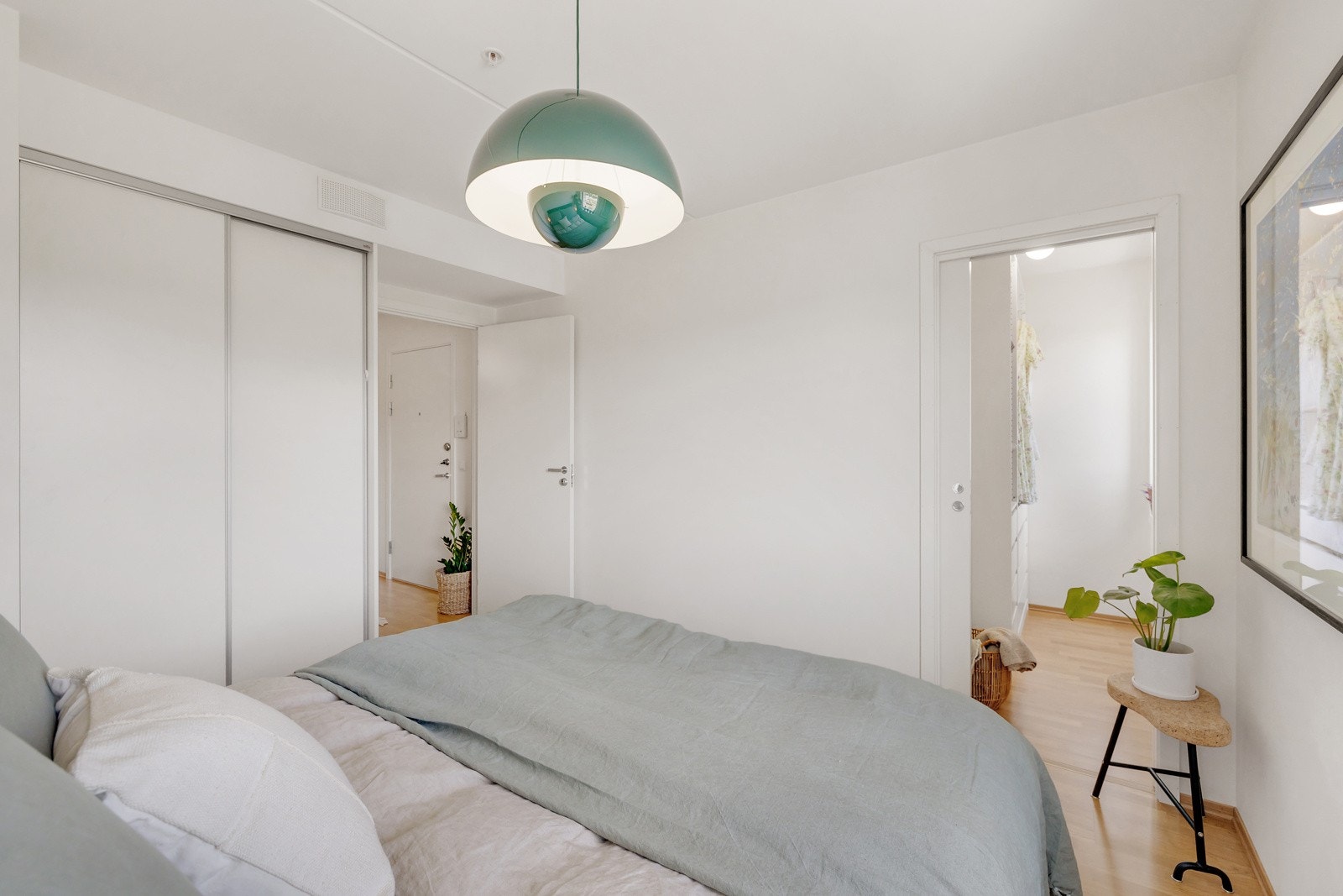 Fra hovedsoverommet er det inngang til walk-in closet. Galleribilde