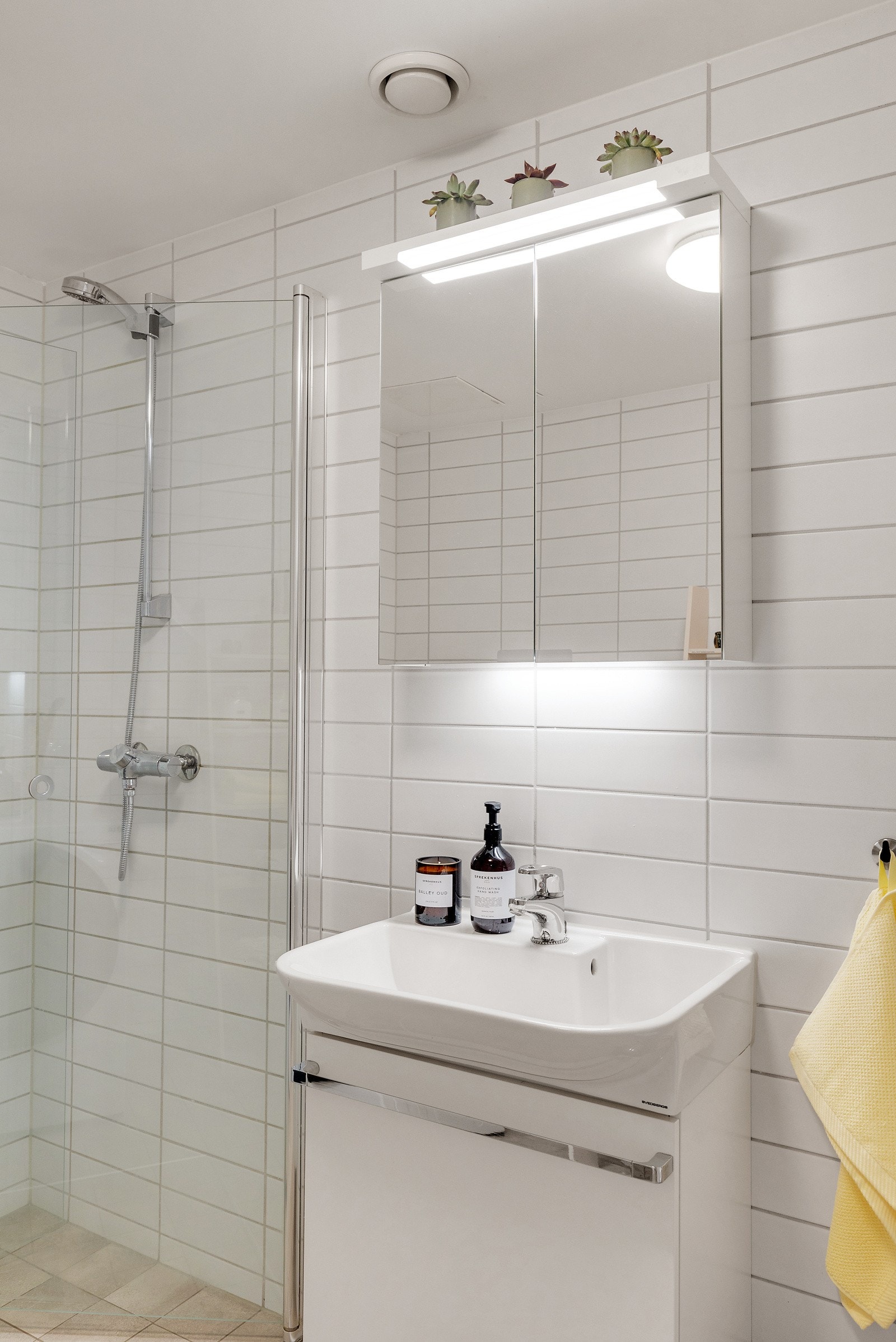 Baderommet er også utstyrt med dusjhjørne med innfellbare glassdører, samt vegghengt toalett. Galleribilde