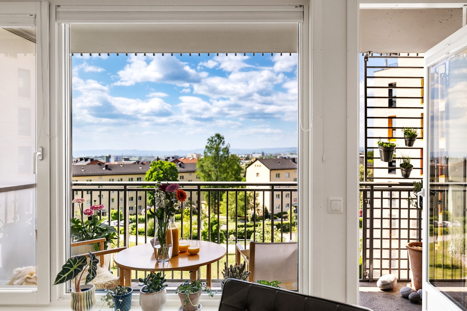 Beliggenheten i byggets 5. etasje og med stor vindusflate sørger for rikelig med naturlig lys, samtidig som det ikke er noe innsyn og nydelig utsikt over byen. Galleribilde