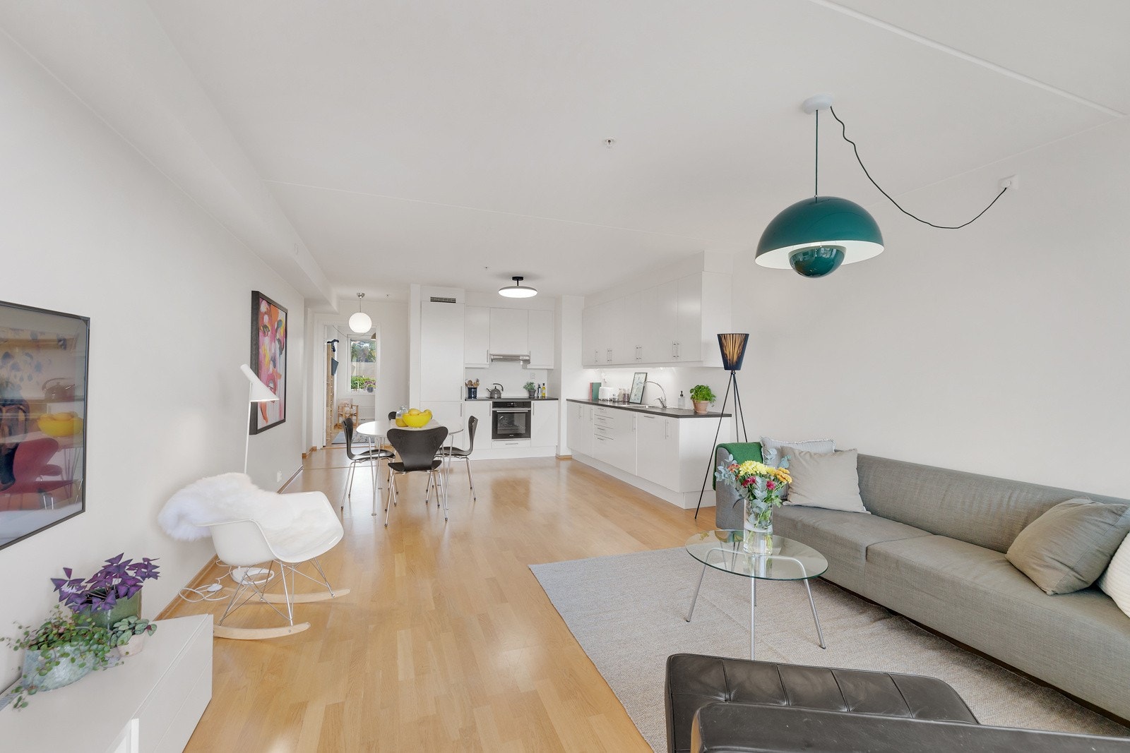 Både á-konto oppvarming og varmtvann, samt kabel-TV og bredbånd fra Telenor er inkludert i de lave felleskostnadene. Galleribilde