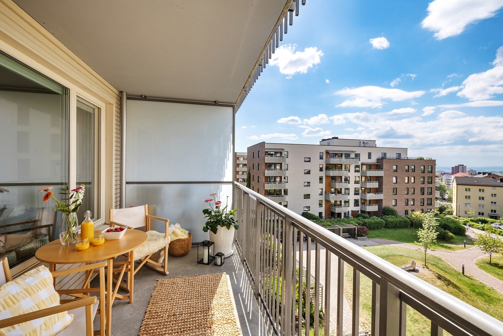 Fra stuen har du utgang til en stor, flott og solrik vestvendt balkong på ca. 8 m². Galleribilde