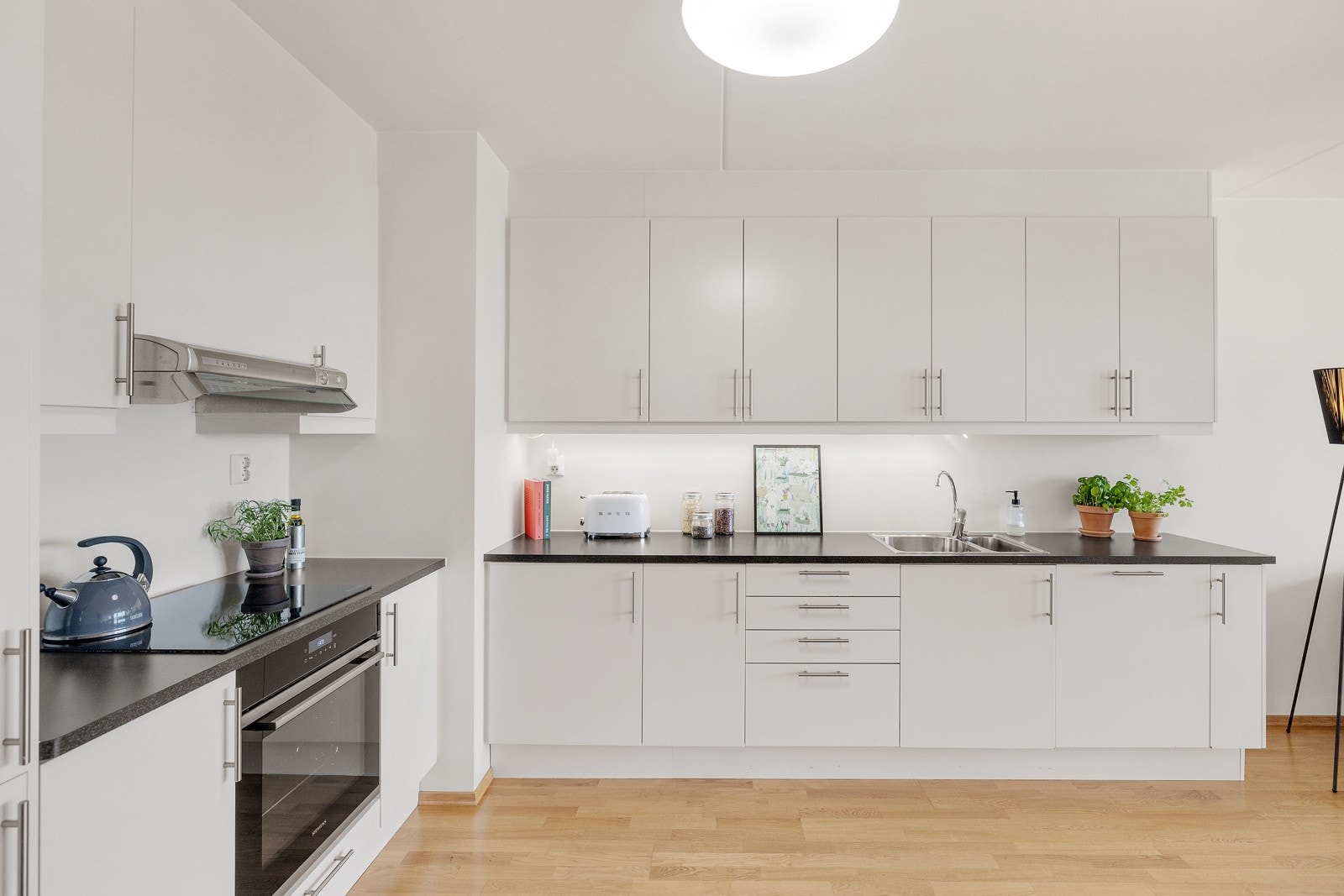 Kjøkkenet er utstyrt med integrerte hvitevarer som stekeovn med induksjons koketopp fra 2024, kombinert kjøleskap med fryser og oppvaskmaskin. Galleribilde