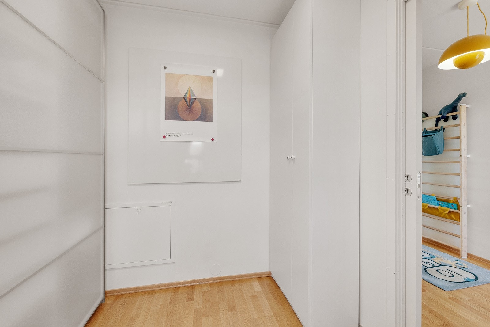 Rommet er innredet med stor skyvedørsgarderobe. Her har du virkelig plass til alt du trenger! Galleribilde