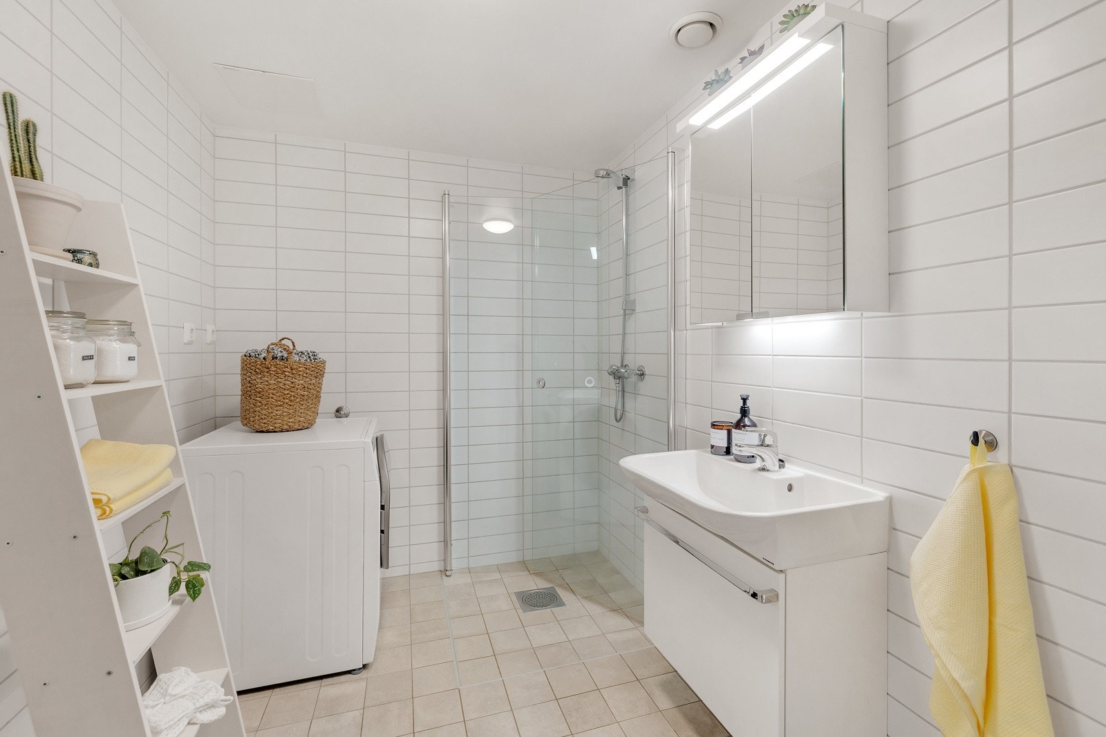 Flislagt baderom fra byggeår (2014) som både er tidløst, praktisk og romslig. Galleribilde