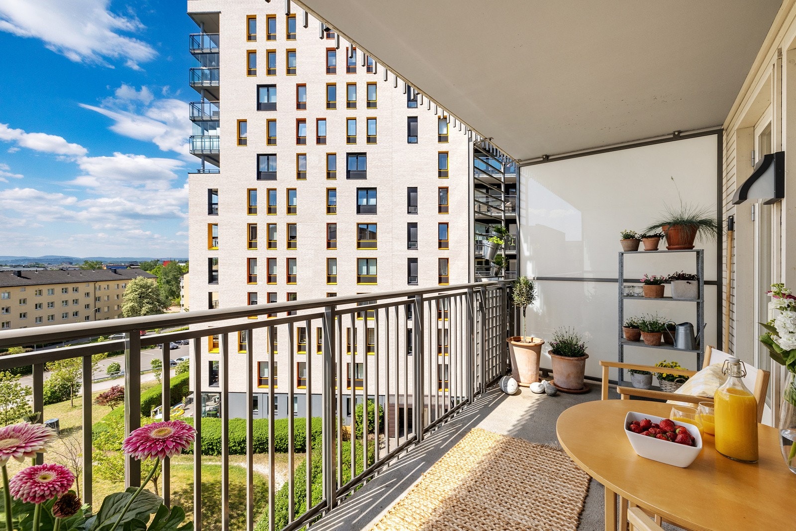 På sommeren har man sol fra kl. 14 - 19/20. Galleribilde