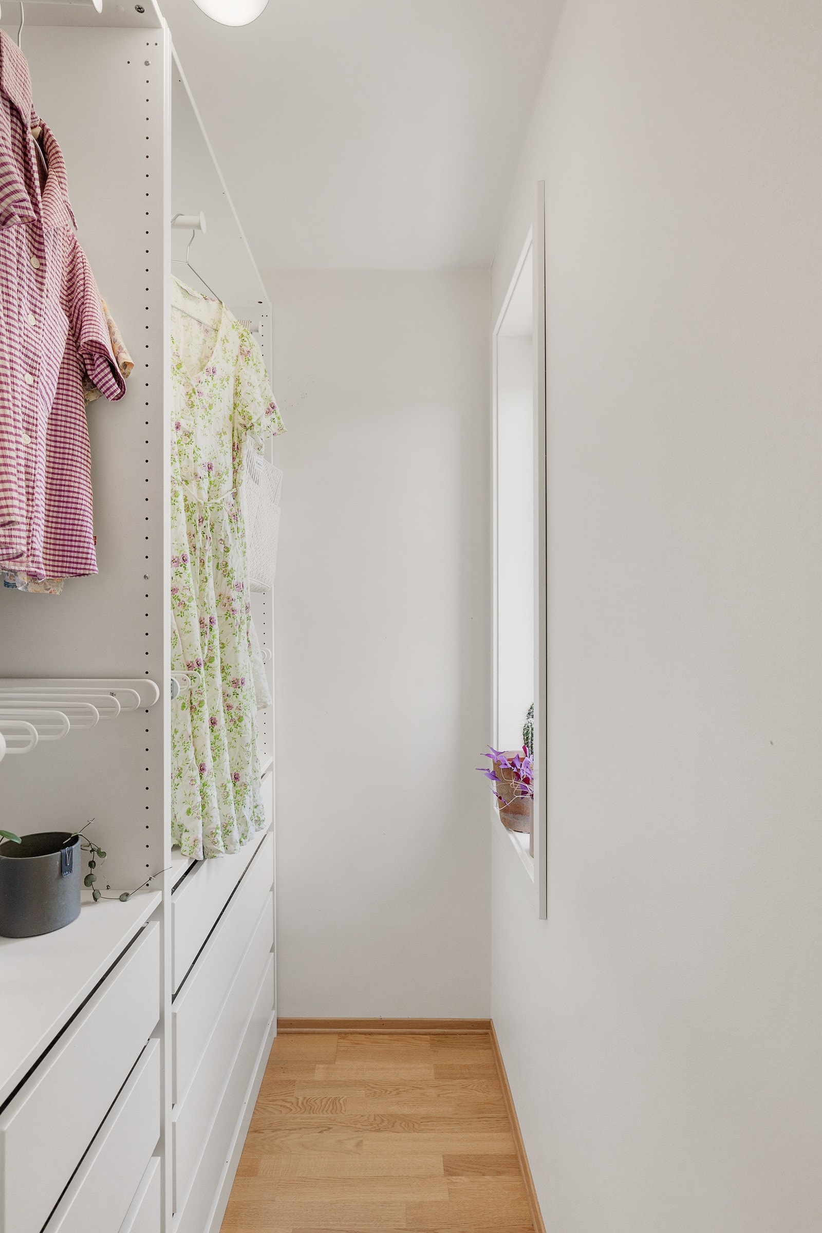 Rommet er innredet med åpen garderobe som medfølger. Galleribilde