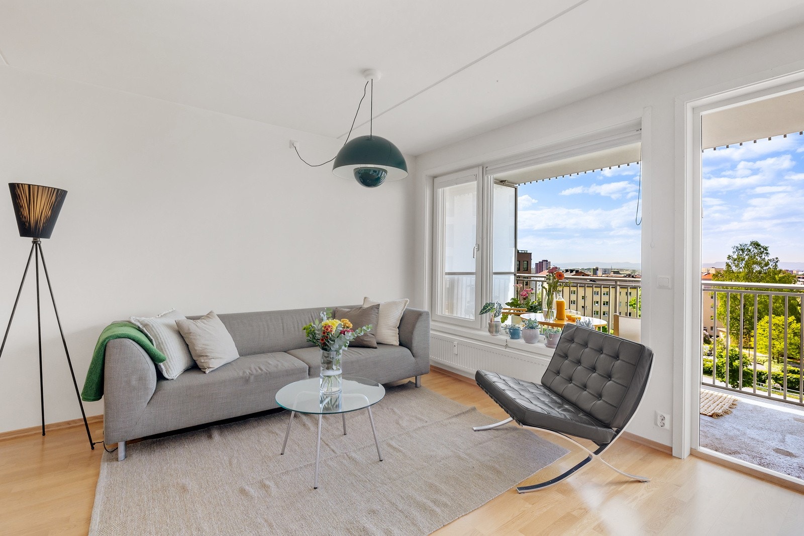 Lysinnslippet sammen med takhøyden på ca. 2,5 meter bidrar til en god og luftig romfølelse. Galleribilde