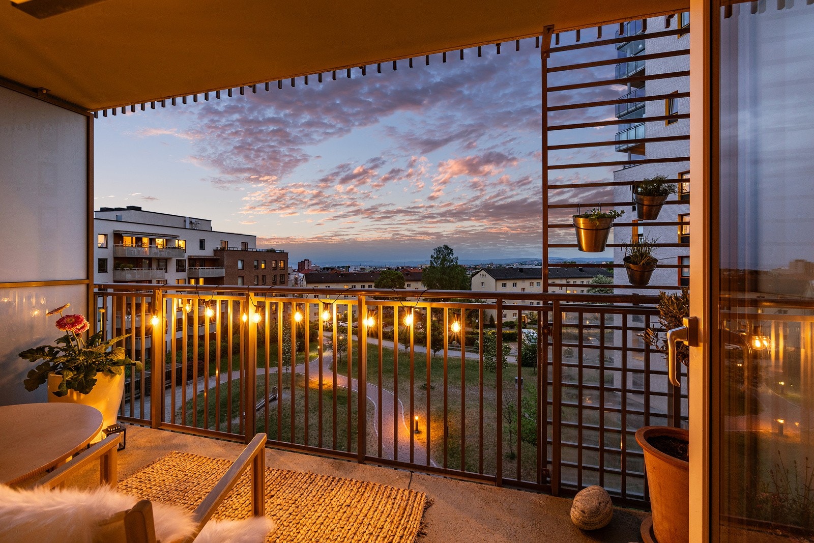 Balkongen er lun og hyggelig også på varme sommerkvelder. Galleribilde