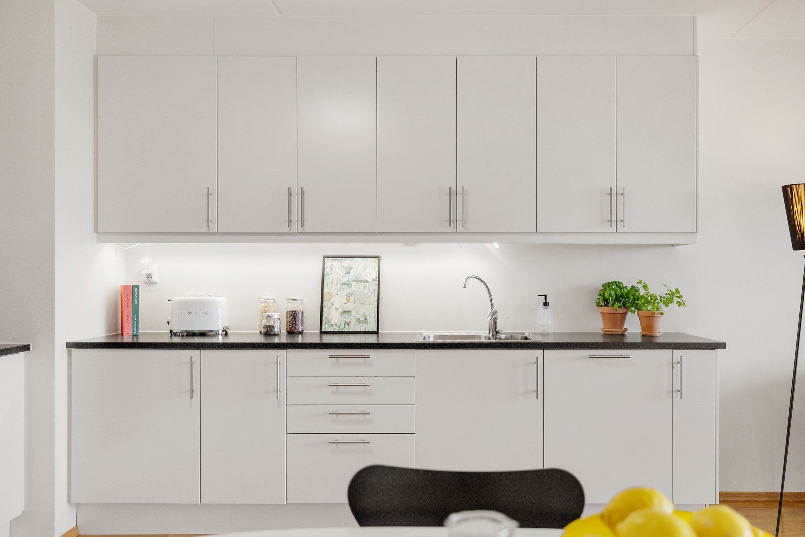 Det er godt med skap- og benkeplass på kjøkkenet for oppbevaring og matlaging. Galleribilde