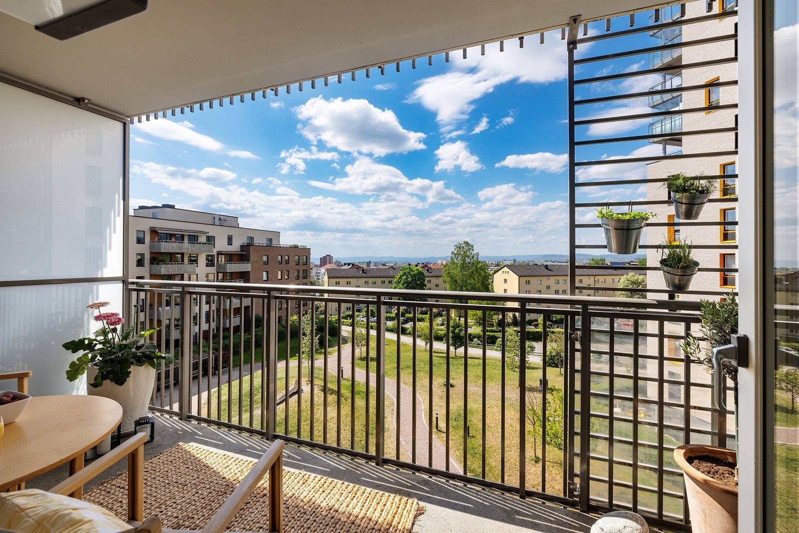 Balkongen er overbygget og har god plass til sittegruppe etter eget ønske og behov. Galleribilde