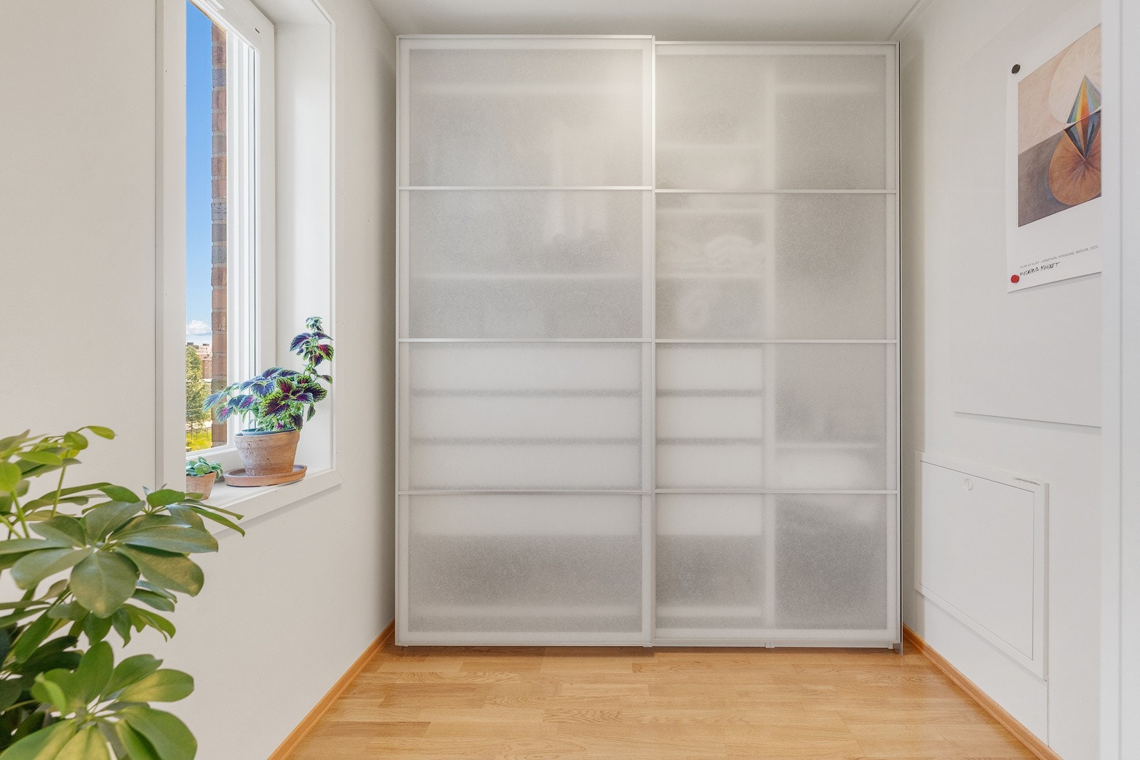 Adkomst til en romslig bod med god lagringsplass. Galleribilde