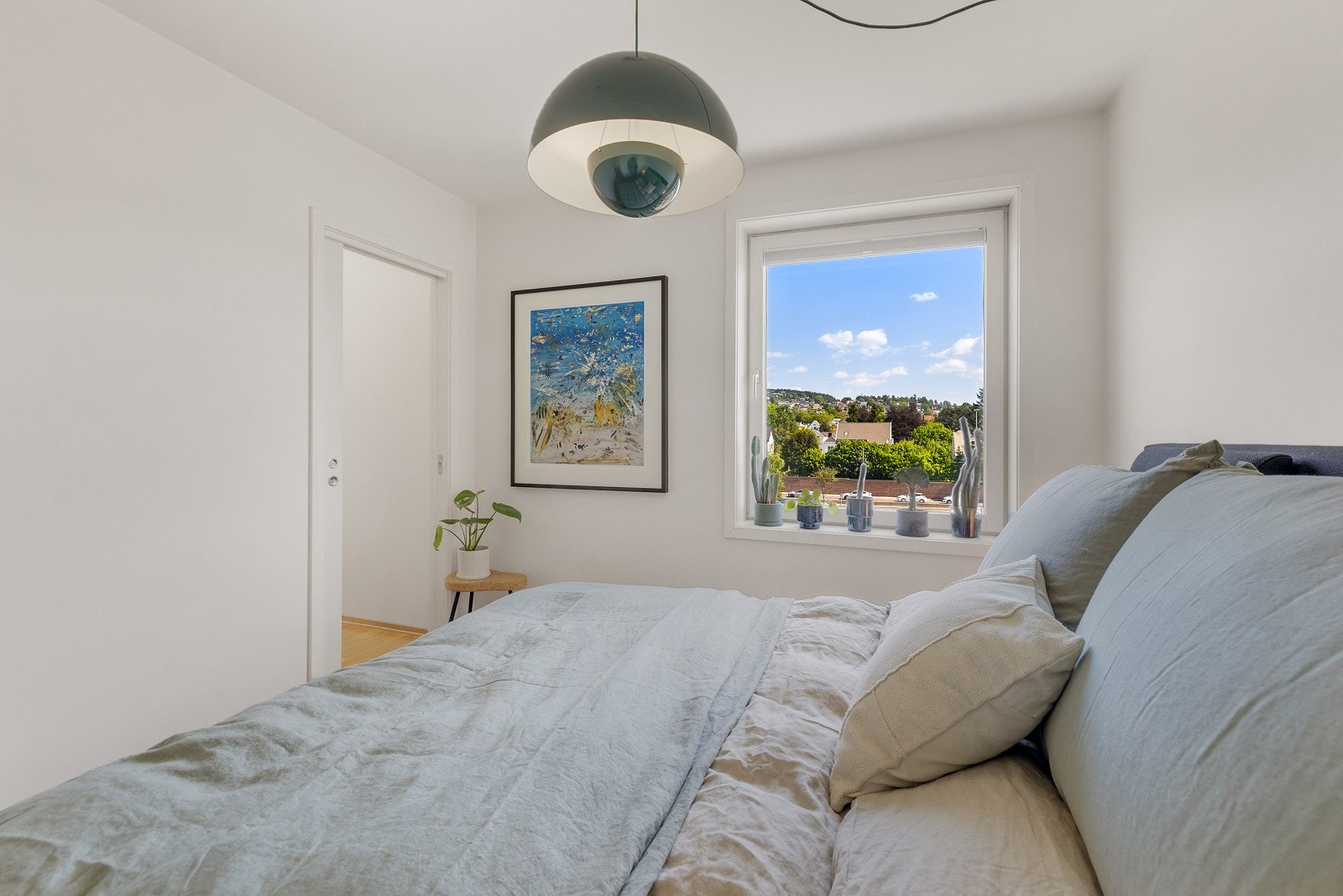 Her har du god plass til stor dobbeltseng med tilhørende nattbord, og god lagringsplass i skyvedørsgarderobe. Galleribilde