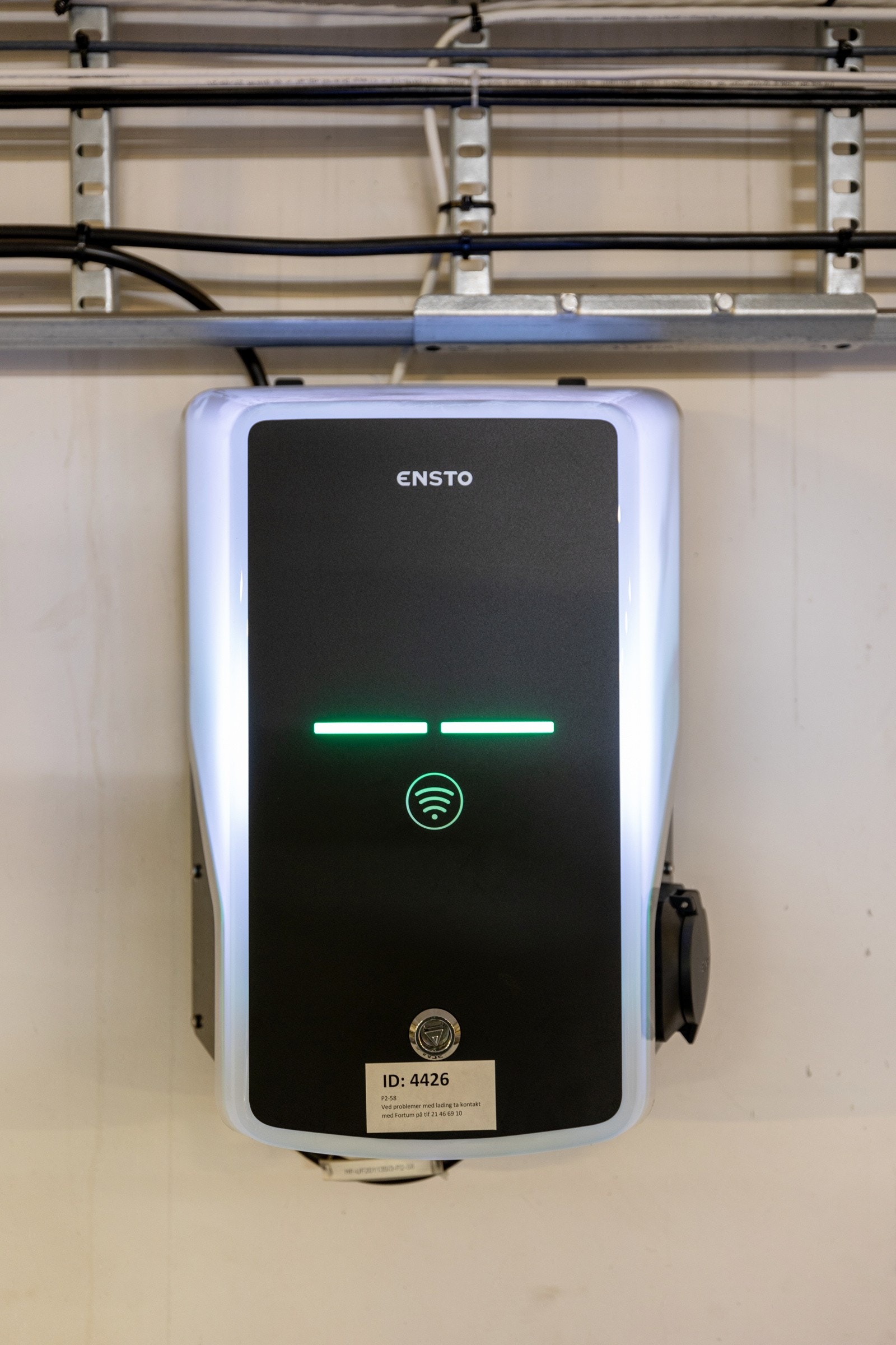 Garasjeplassen har montert el. lader. Galleribilde