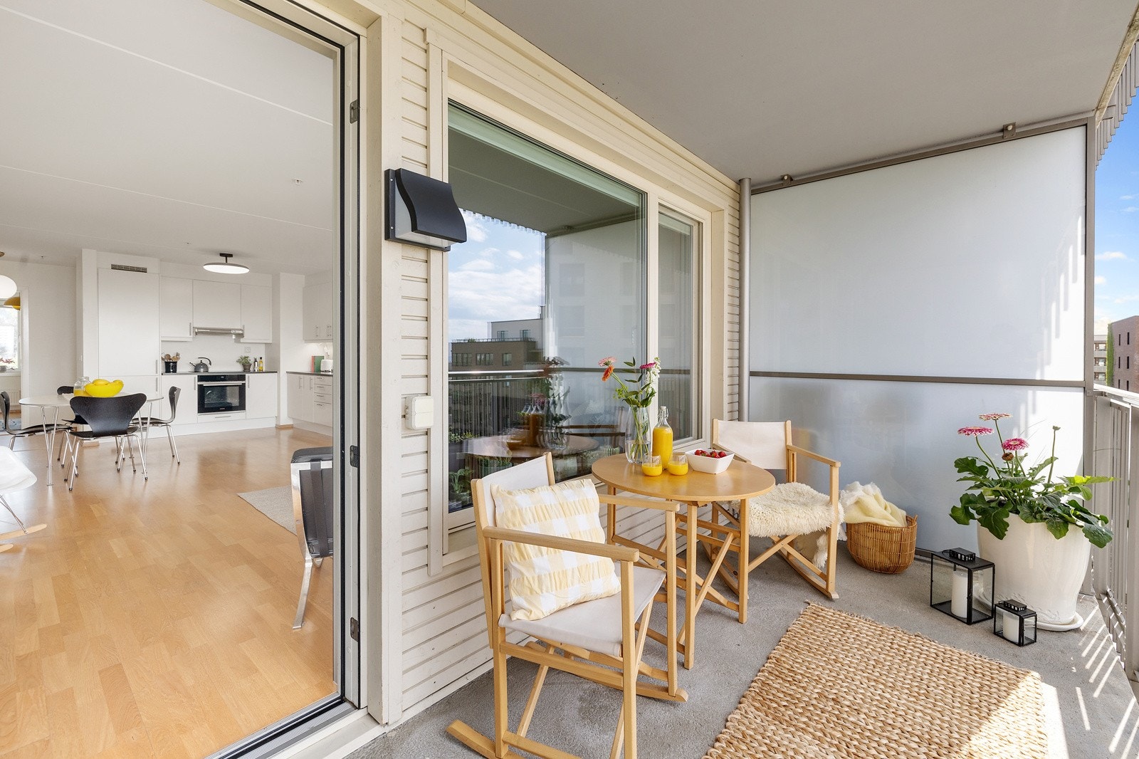 Balkongdøren gir gode luftemuligheter på varme sommerdager. Galleribilde