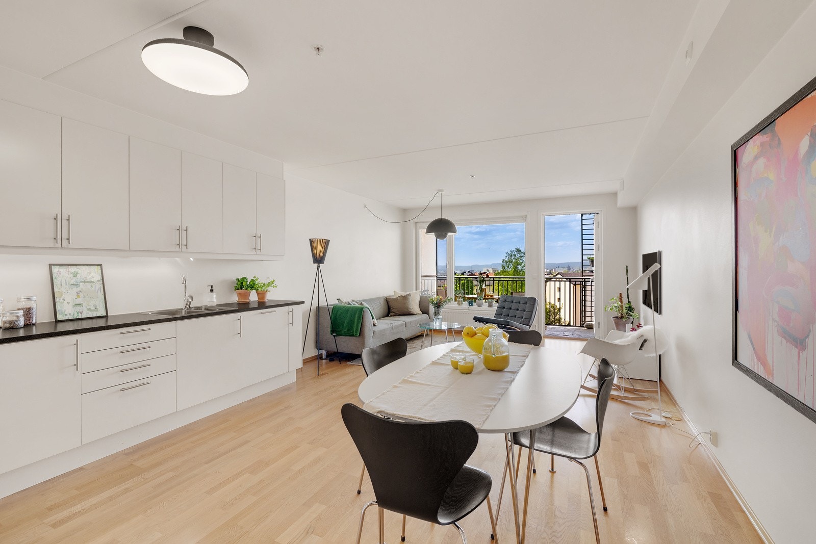 God plass til stort spisebord tilknyttet kjøkkenet. Galleribilde