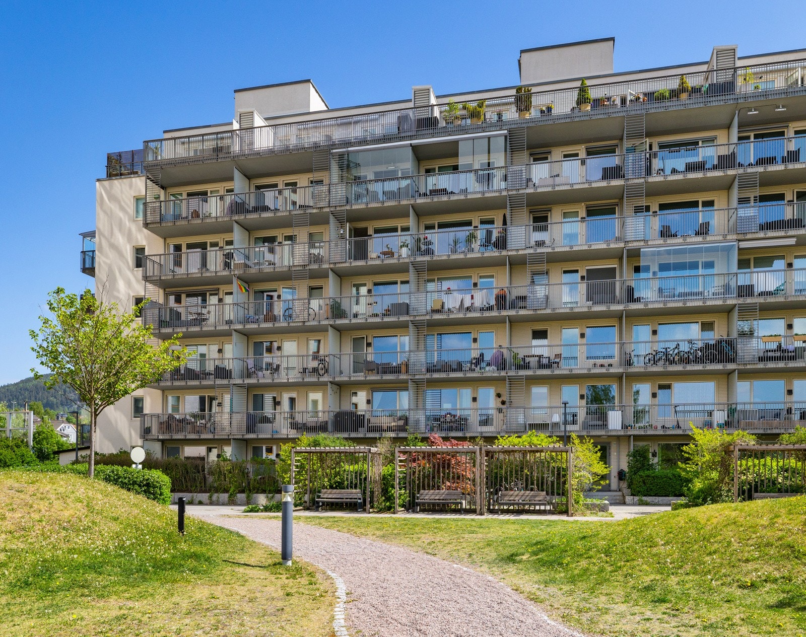 Området er barnevennlig og rolig. Det er bilfri gangvei helt til Sinsen og Torshovdalen friluftsområder. Galleribilde