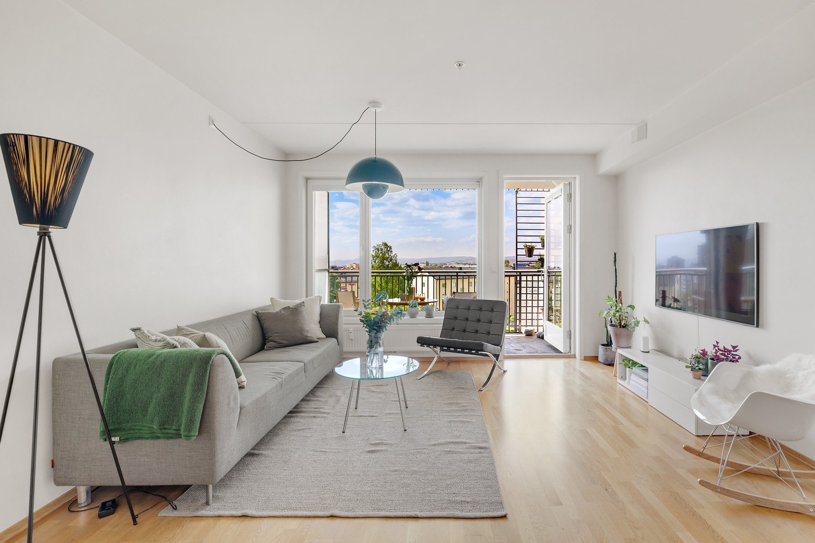 Stuen er enkel å møblere og du har god plass til både sofagruppe, spisebord og TV med tilhørende møblement. Galleribilde