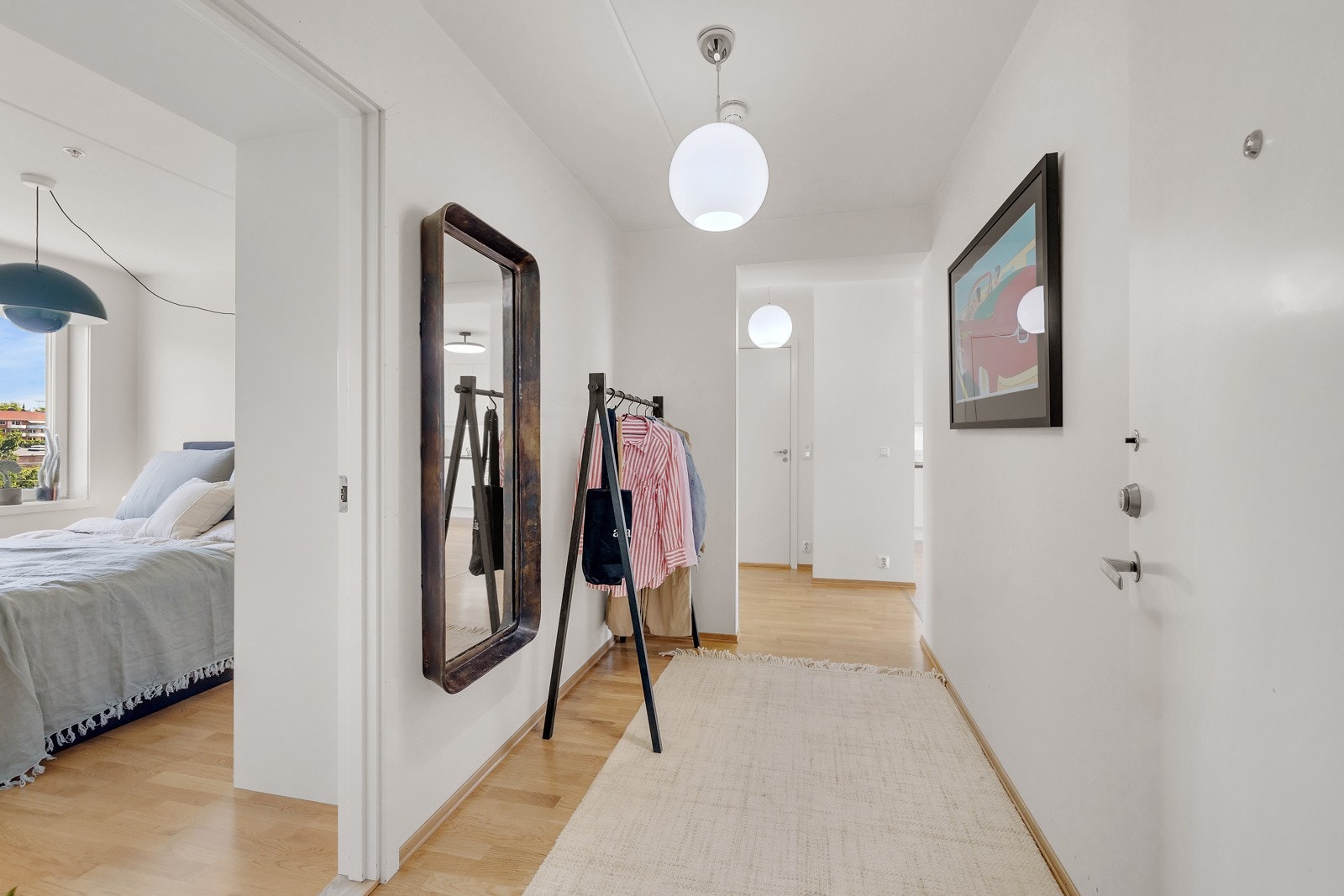 Lys og romslig entré som gir et godt førsteinntrykk av leiligheten. Galleribilde