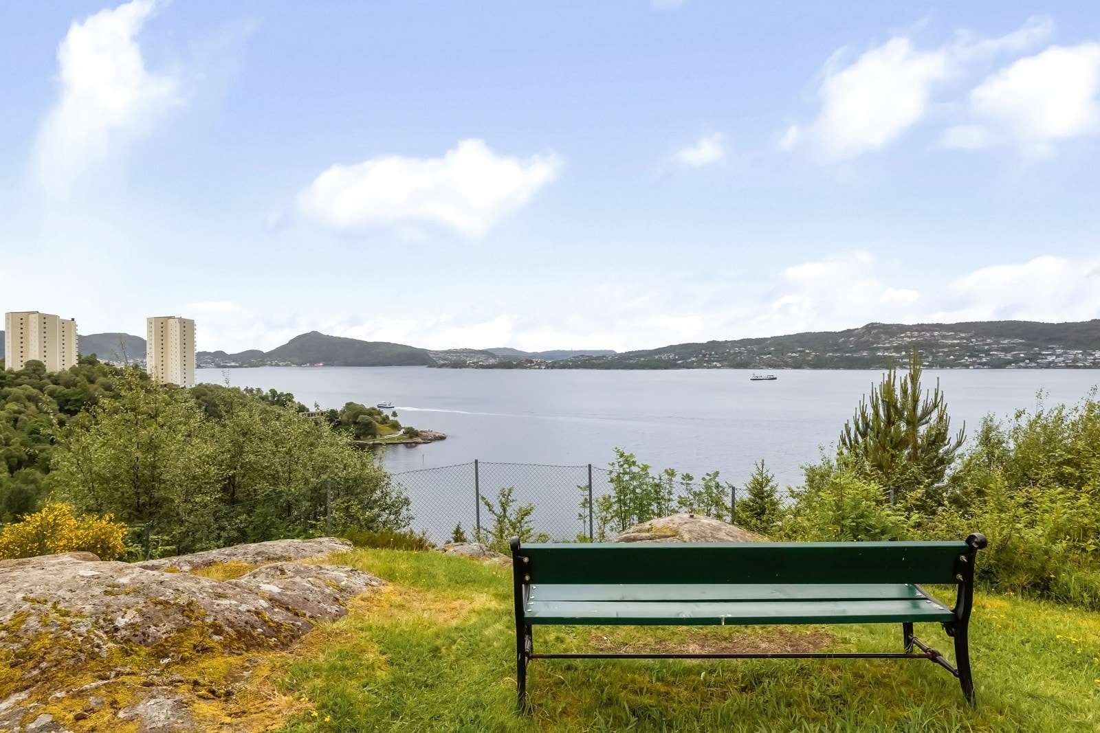 Sett deg ned på en benk, slapp av og nyt utsikten fra bakkeplan. Galleribilde