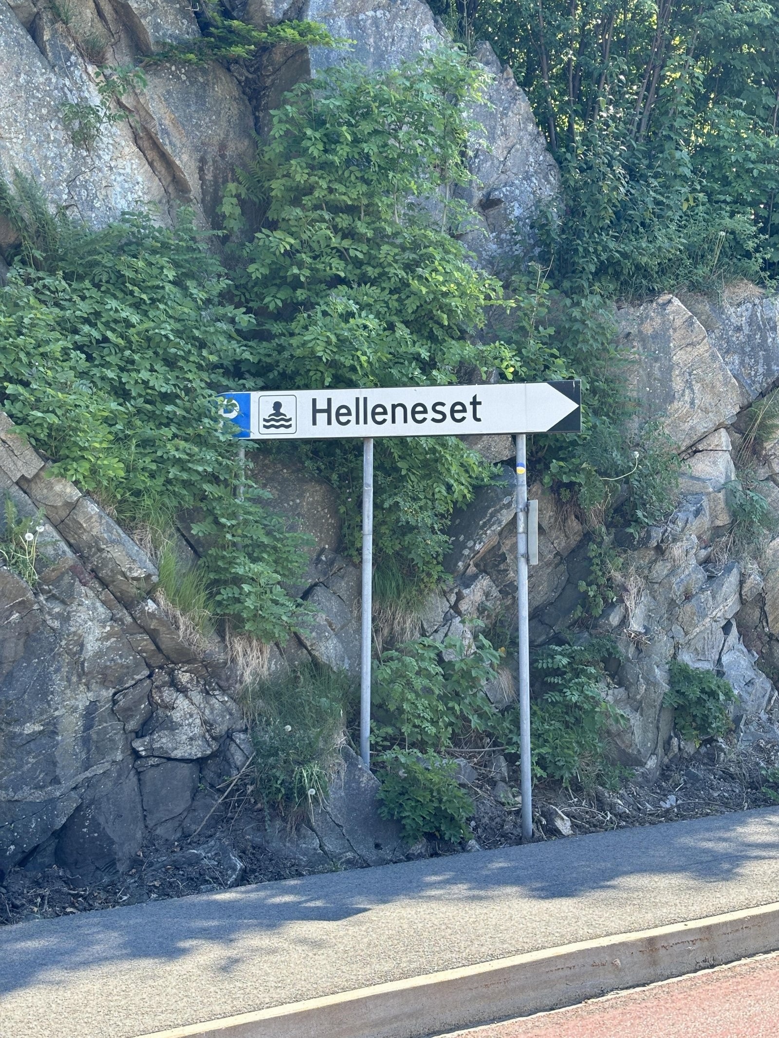Kort vei til Helleneset eller andre flotte badesteder i området. Det er også fint turterreng i området om du liker best det grønne element. Galleribilde