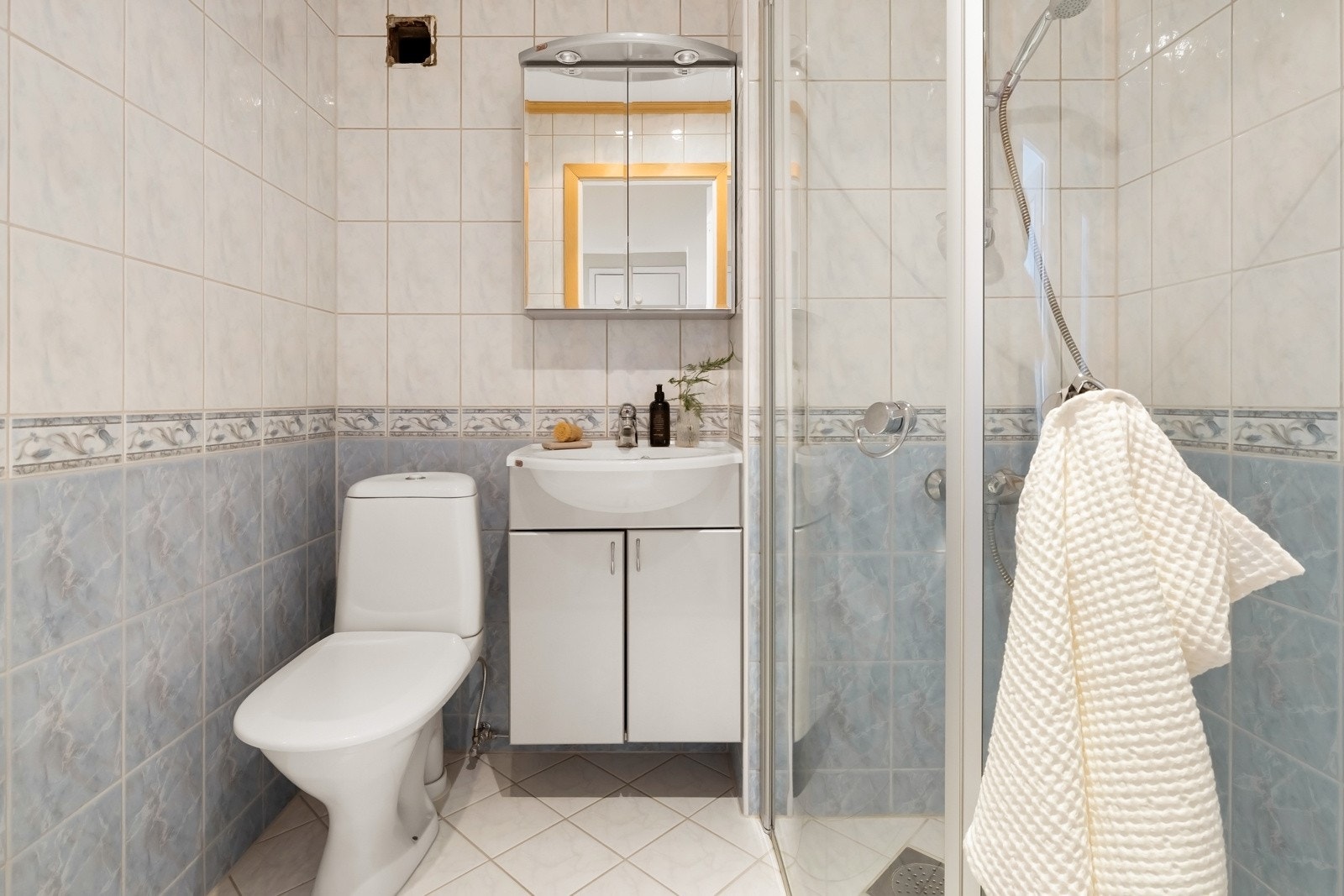 Badet er hefliset og er nok pusset opp for noen år tilbake, men årstall er ikke kjent. Galleribilde