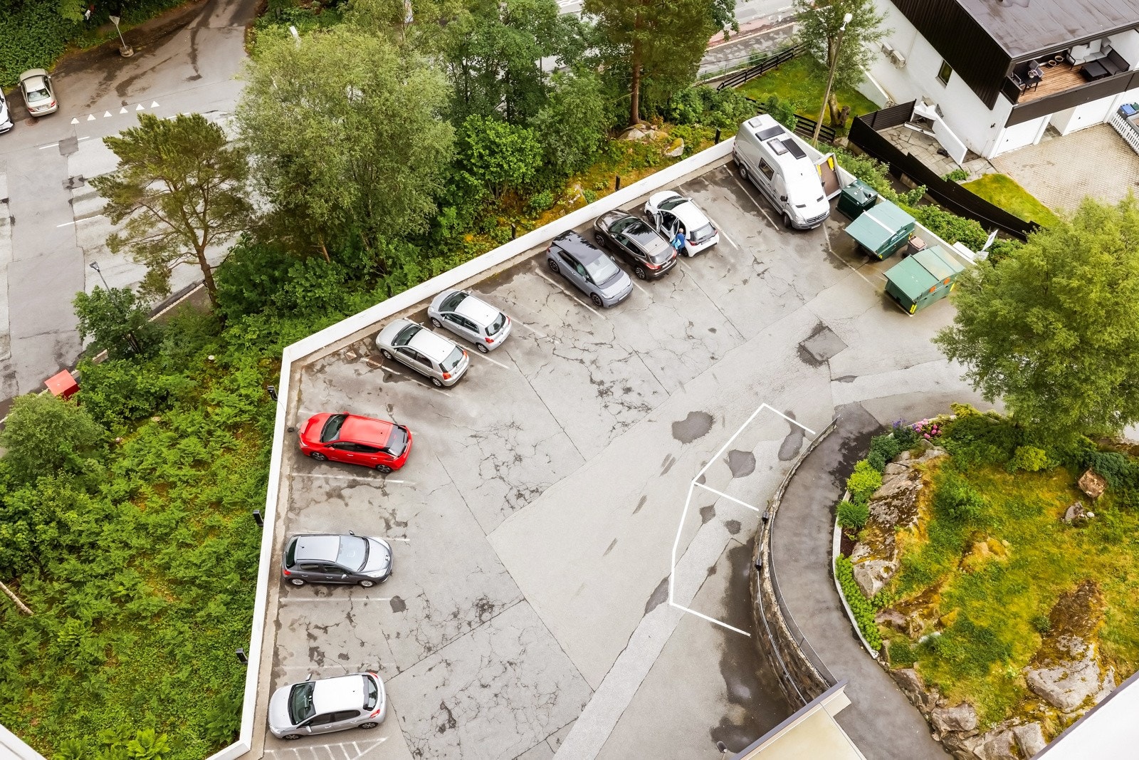 Borettslaget har både parkeringsplasser og garasjeplasser, men de fordeles etter ansiennitet når det er ledig. Ellers gateparkering. Galleribilde