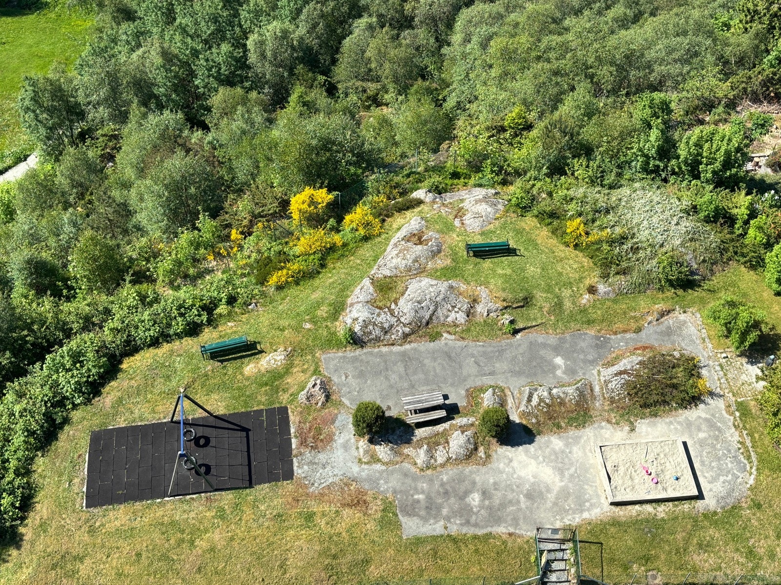 Det er en fin lekeplass rett utenfor blokken dersom man har små i hus. Galleribilde