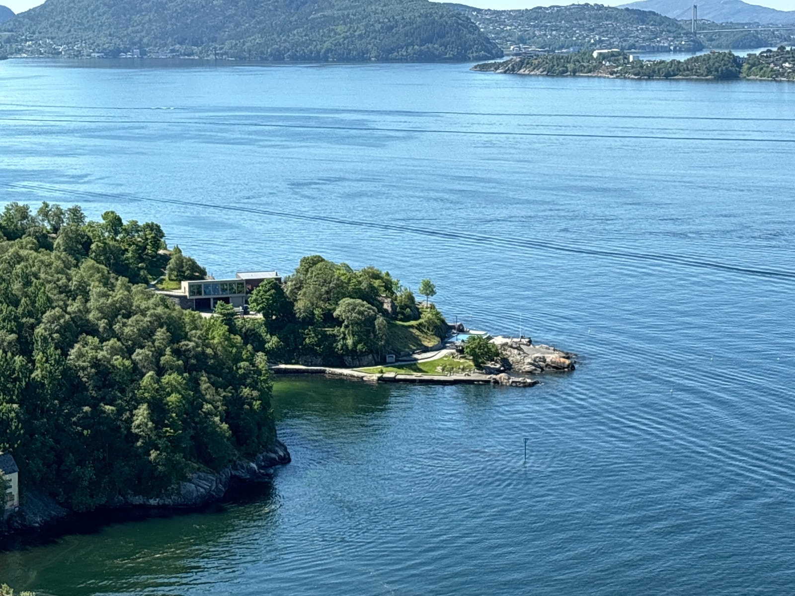 Her får du oversikten om det er overfyllt på Helleneset eller om det er plass til å dra bort for en avkjølende dukkert. Galleribilde