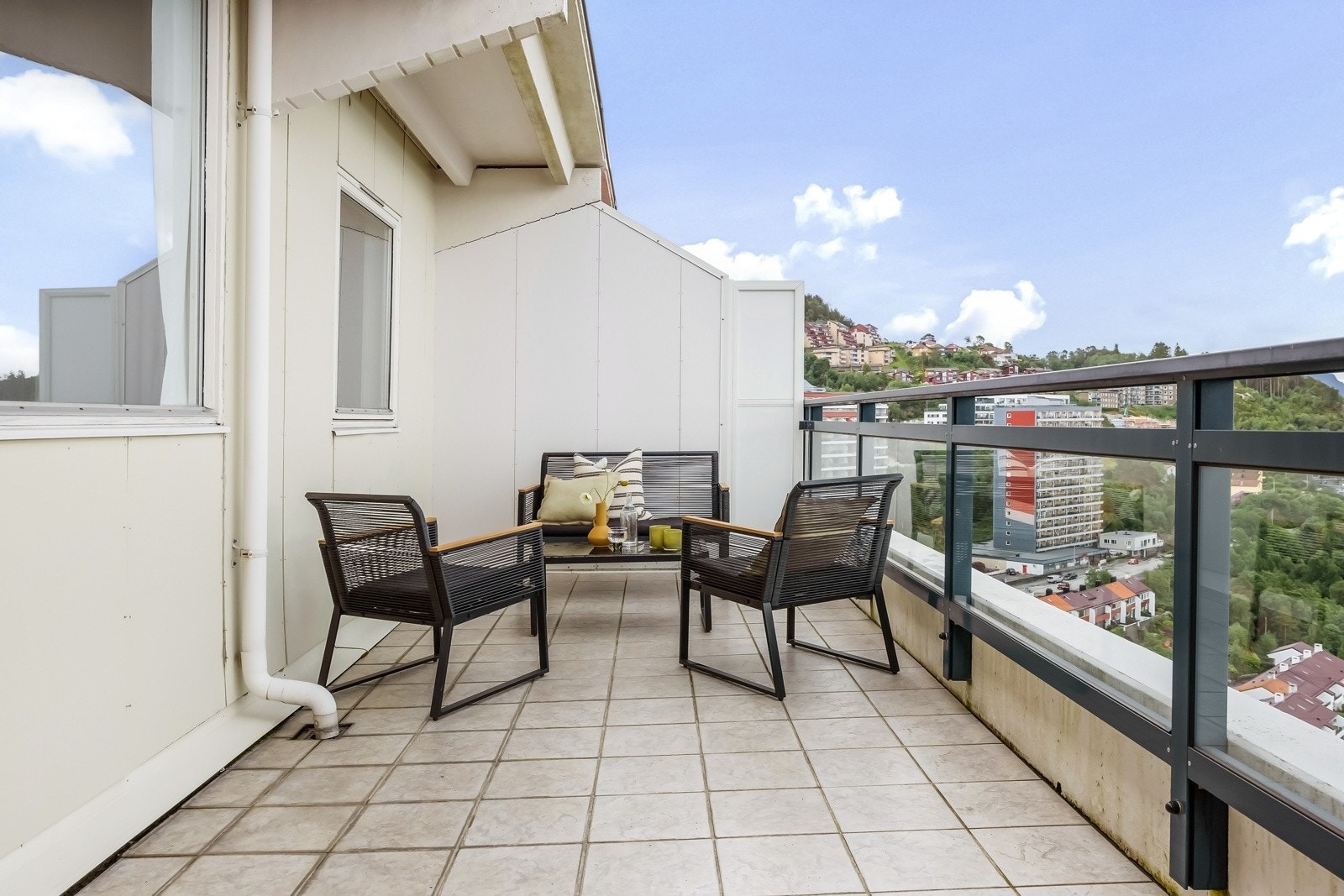 På verandaen er det plass til både sittegruppe og spiseplass...eller solseng om du ønsker det. Galleribilde