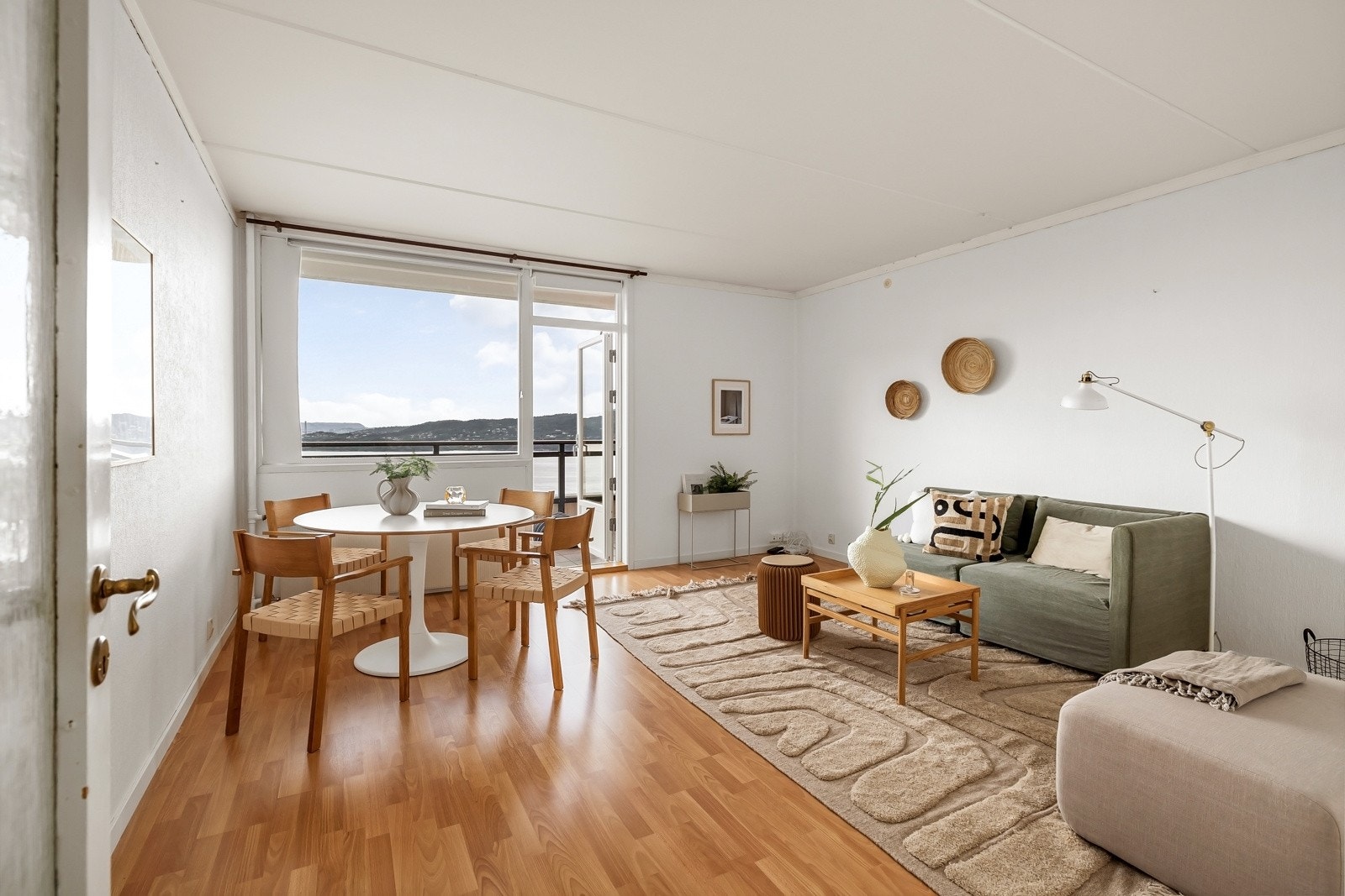 Det er rikelig med naturlig lysinnslipp gjennom vindusflatene slik at rommet blir lyst og trivelig. Galleribilde