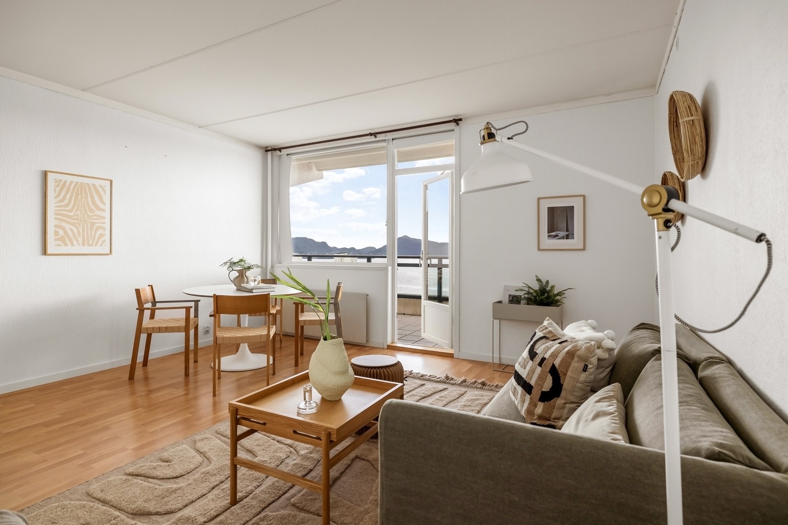 Stuen har god størrelse slik at du lett får møblert opp med både spisebord og sofagruppe. Galleribilde