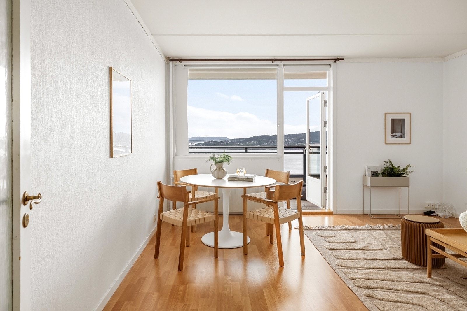 Leiligheten er velholdt, men trenger nok en oppgradering for å tre inn i 2024-kjøperens ønsker for standard og uttrykk. Galleribilde