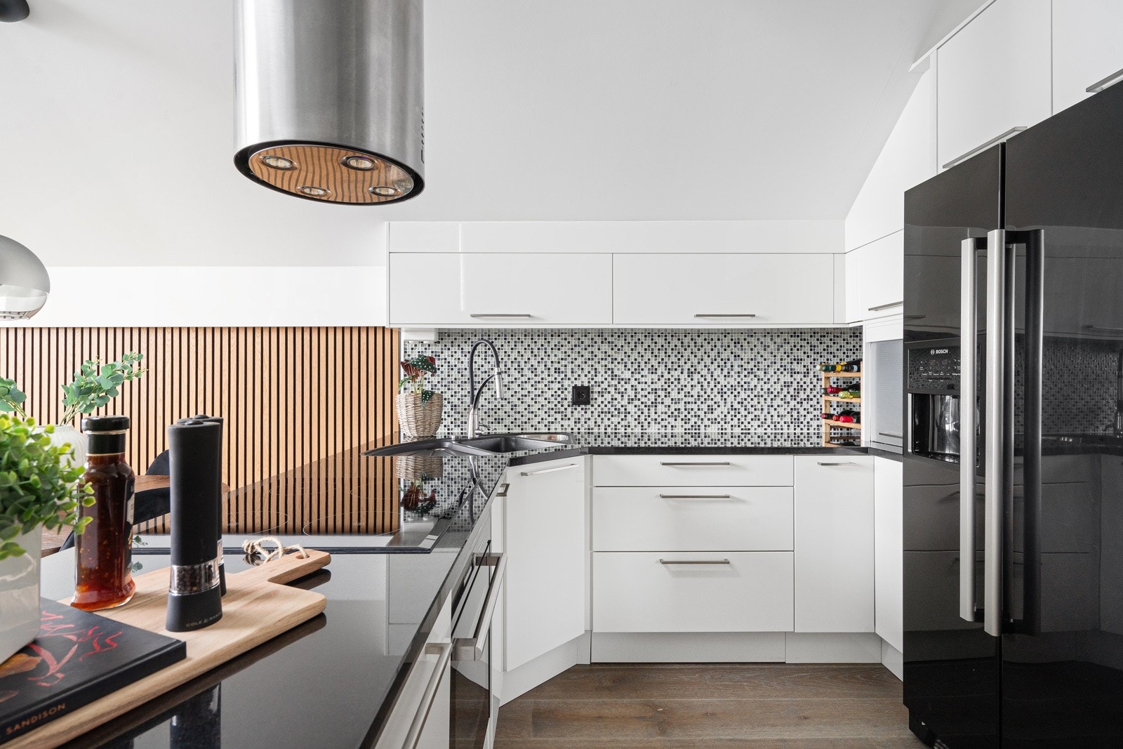 Kjøkkenet kan skilte med god skap- og benkeplass samt smarte løsninger. Galleribilde