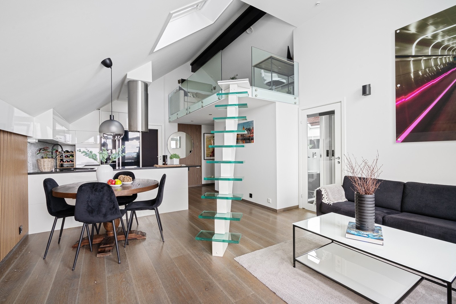 Tidligere eier har innredet leiligheten med en hems. Galleribilde