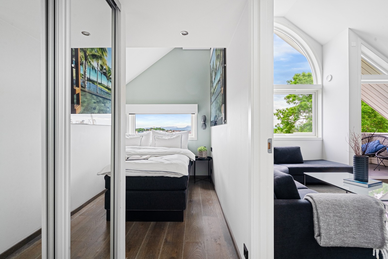 Videre tilkomst til soverommet. Her har man også walk-in closet. Galleribilde