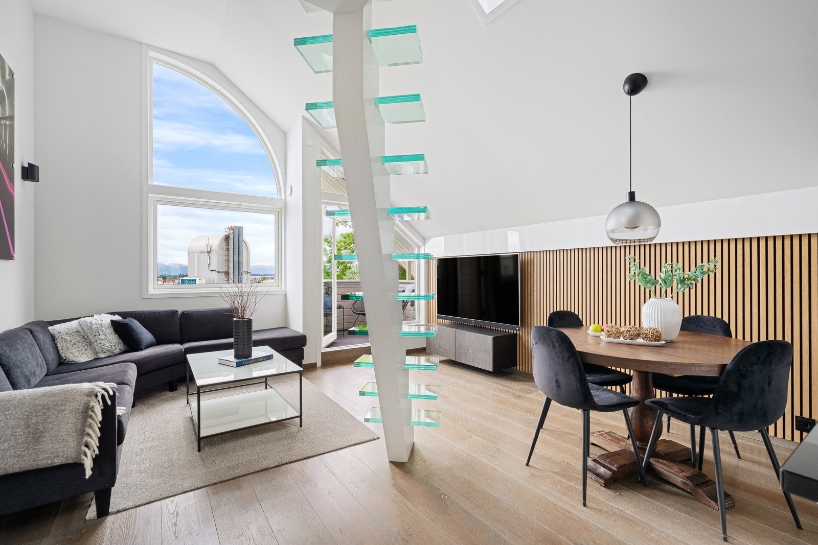 Stuen kan enkelt innredes i ulike soner. Selger har i sin eiertid blant annet satt opp en spilevegg med led-lister. Galleribilde