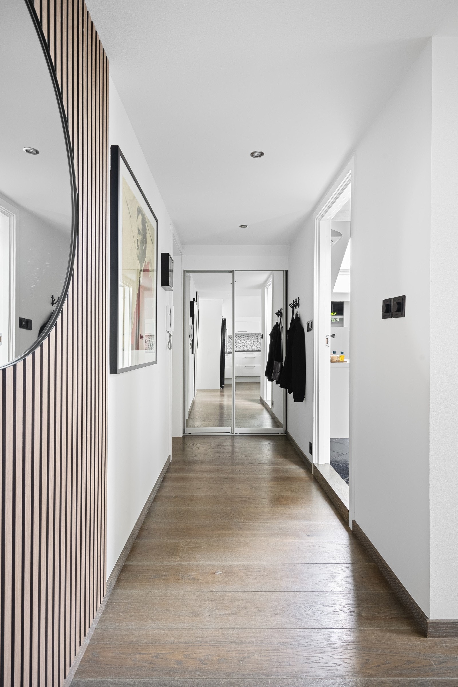 Romslig entré/gang. Galleribilde