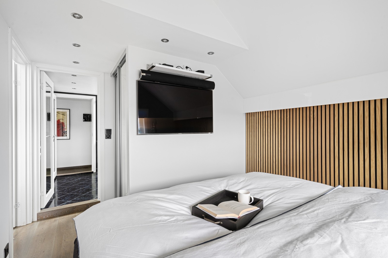 Man har tilkomst til badet både fra soverom og gang. Galleribilde