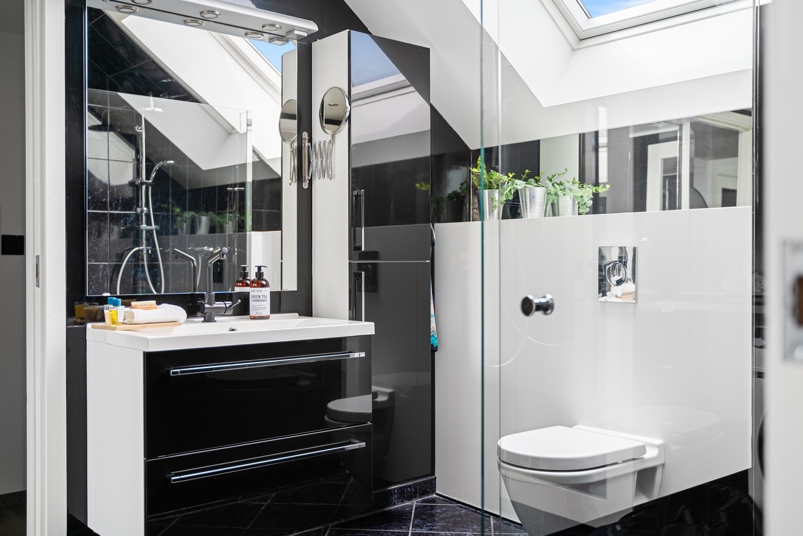 Badet har våtromsplater på vegger og malt gips i taket fra 2015/16. Galleribilde