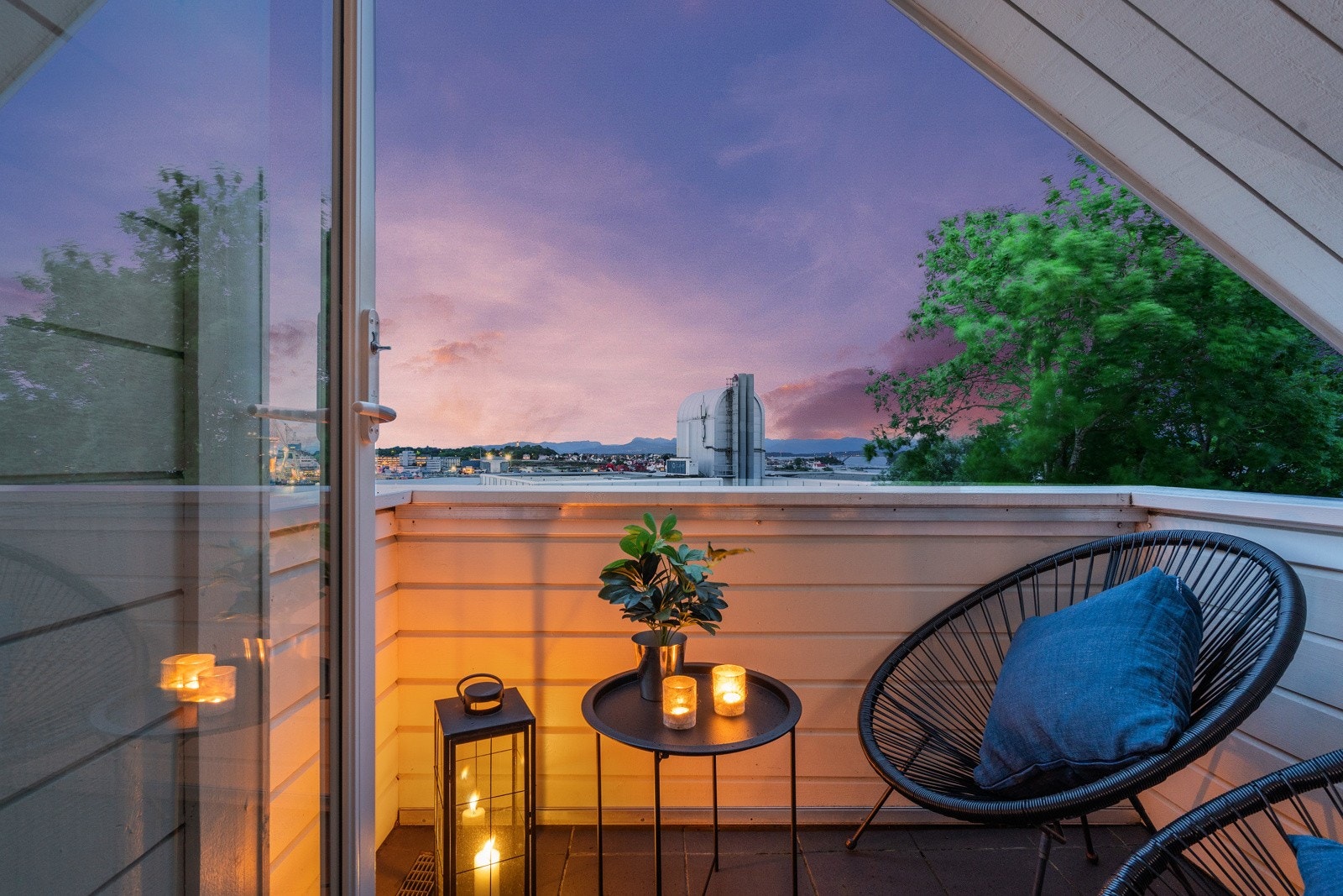 Herlig balkong med sjøutsikt. Galleribilde