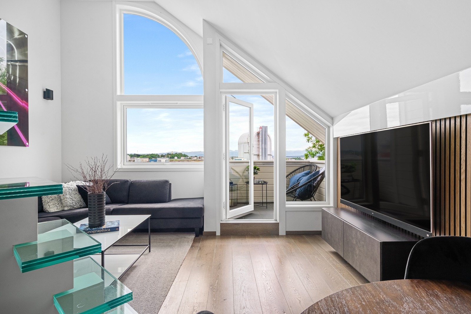 Fra stuen er det utgang til herlig balkong. Galleribilde