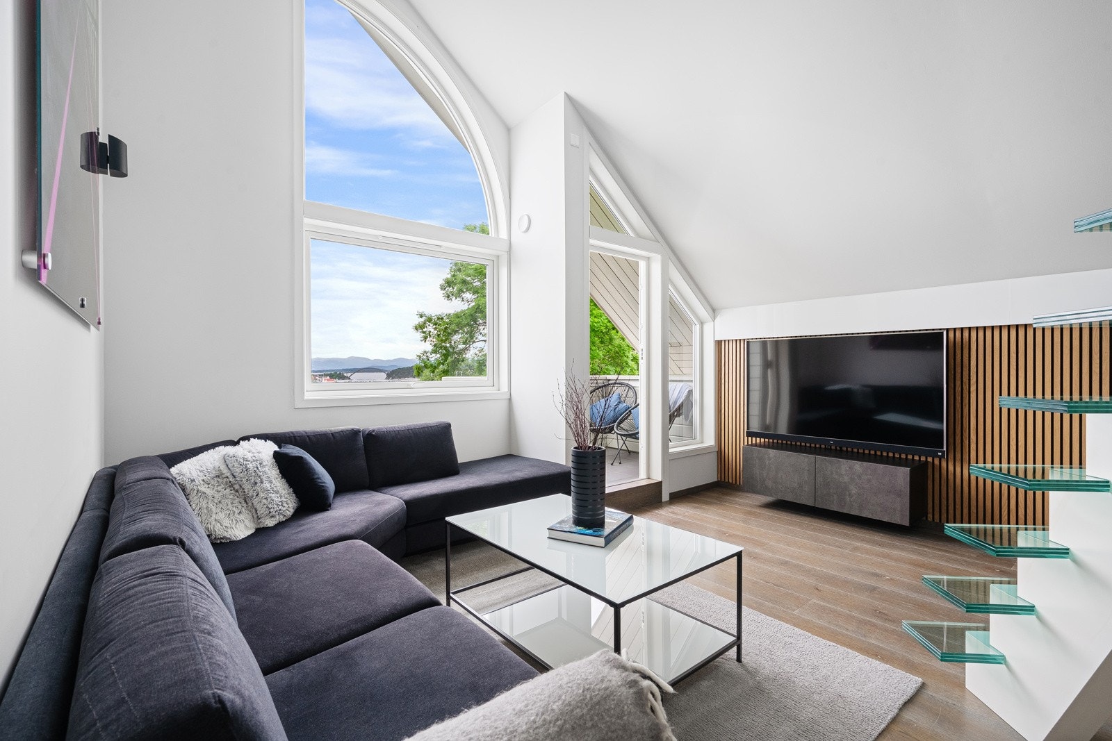 Leiligheten har en god planløsning og inneholder: Entré, Stue/kjøkken/spisestue, Soverom m/walk in closet, Bad/vaskerom, Bod. Galleribilde