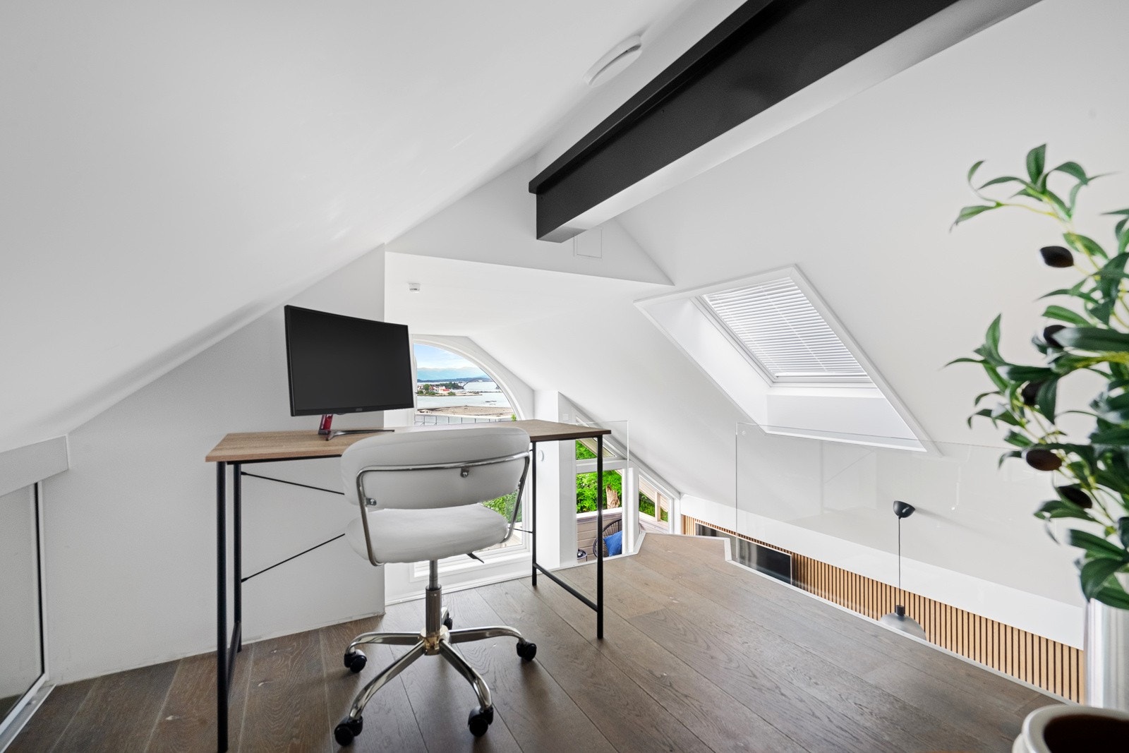 Arealet på hemsen er ikke målverdig. Hems er ikke godkjent som rom for varig opphold. Galleribilde