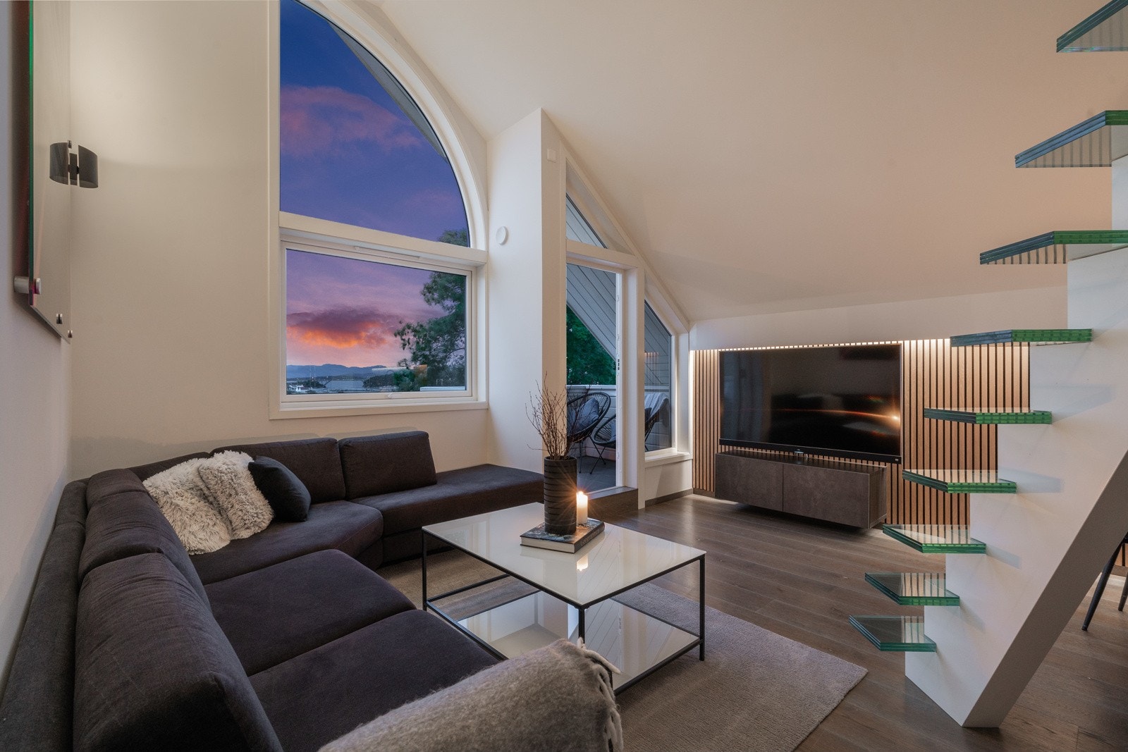 EIE Eiendomsmegling v/ Jr. Partner Håkon Hovland presenterer Veritashammaren 21! Galleribilde