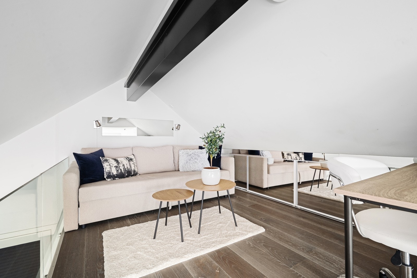 I dag er hemsen innredet med sovesofa og kontorpult. Galleribilde