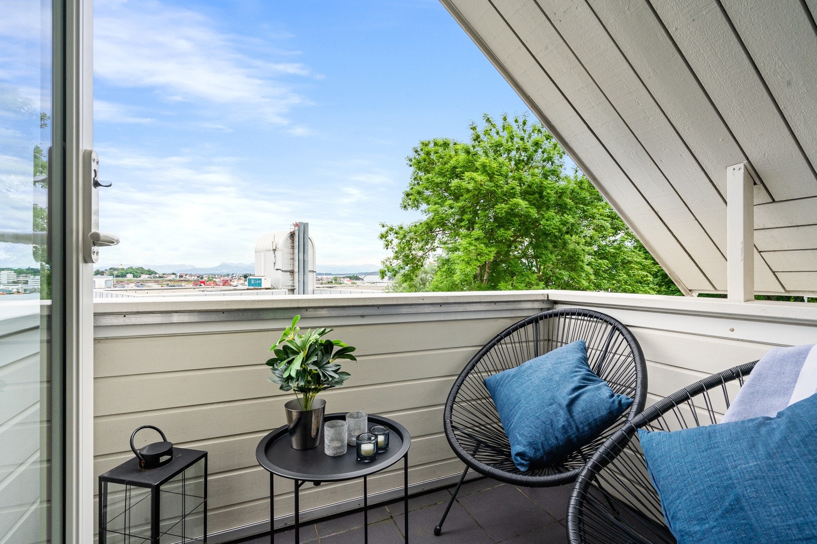 Balkonge måler ca. 3 kvm og kan skilte med morgen og formiddagssol. Galleribilde