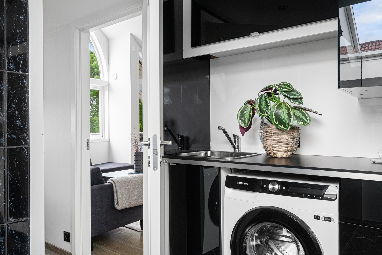 Vaskenisje kan skilte med utslagsvask, benkeplate og god skapplass. Galleribilde