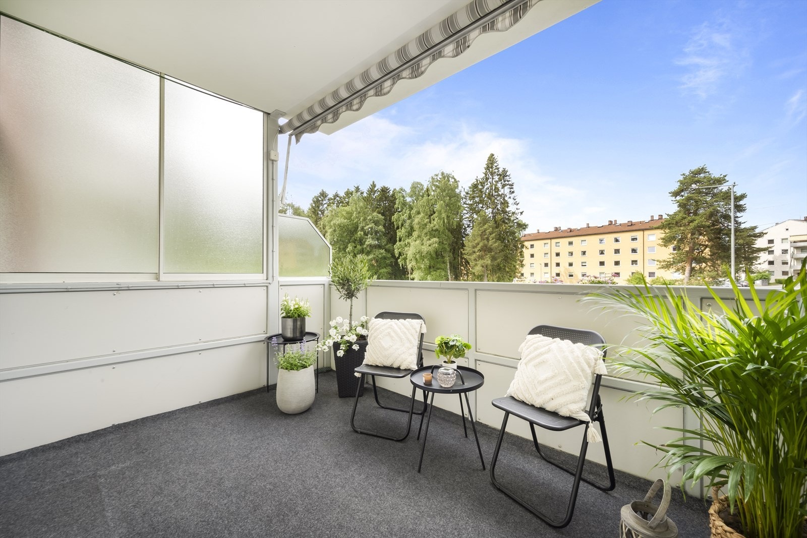 Fra stuen tar du deg ut til en flott balkong på 8 kvm. Galleribilde