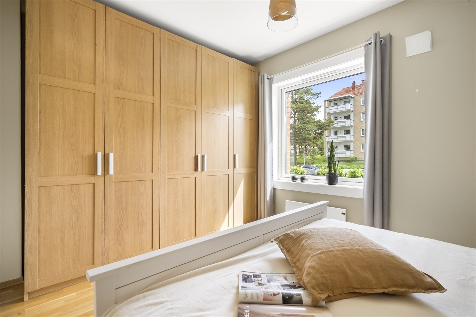 Godt med oppbevaringsplass i en stor og praktisk garderobe. Galleribilde